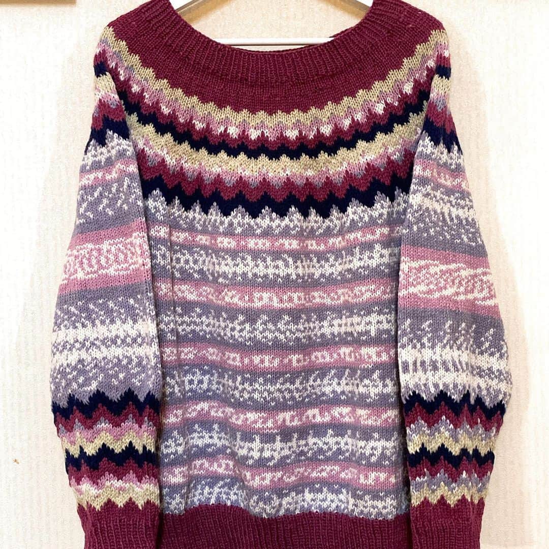 野間美由紀さんのインスタグラム写真 - (野間美由紀Instagram)「パピー ハスキーと、ハマナカ アメリーで丸ヨークのセーターを編みました。ハスキーが3玉しかなかったので、残っていたアメリーの紺、ピンク、ベージュを編み込みで嵩上げ。 日本ヴォーグ社『ネックから編む一年中のニット』（https://amzn.to/2sHtsU1）掲載のボーヒューズスティング風のセーターを参考にしましたが、糸も針の号数も目数も段数も変えてます。」1月7日 15時27分 - rose_m