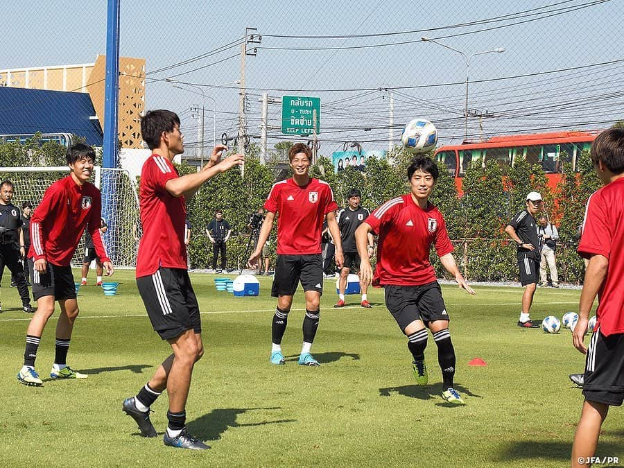 日本サッカー協会さんのインスタグラム写真 - (日本サッカー協会Instagram)「📸#U23日本代表 バンコクで初練習 ・ 1/6、AFC U23選手権タイ2020の開幕を目前に控え、試合会場のあるバンコク市内で午前中にトレーニングを行いました。 ・ 午後は、アジアサッカー連盟（AFC）主催によるチームアライバルミーティングに出席し競技規則に関する説明を受け、今大会採用されるビデオアシスタントレフェリー（VAR）を含めてチーム全体の認識を合わせました。 ・ AFC U23選手権タイ2020は、1月8日(水)に開幕。#SAMURAIBLUE （日本代表）元監督の#西野朗 監督率いる地元・タイが開幕戦でバーレーンと対戦します。日本は9日（木）サウジアラビア代表との初戦を迎えます。 ――― 🏆AFC U-23選手権タイ2020（1/8～26） 1/9 22:15 🆚U-23サウジアラビア🇸🇦 1/12 22:15 🆚U-23シリア🇸🇾 1/15 22:15 🆚U-23カタール🇶🇦 📺テレビ朝日系列/NHK-BS1 👉大会情報はJFA.jpへ #daihyo #U23日本代表 #AFCU23 ―――」1月7日 15時27分 - japanfootballassociation