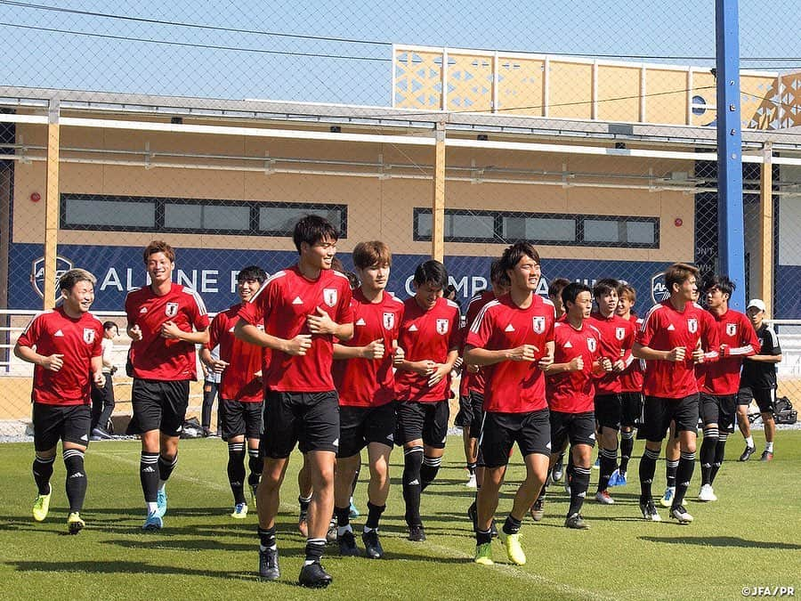 日本サッカー協会さんのインスタグラム写真 - (日本サッカー協会Instagram)「📸#U23日本代表 バンコクで初練習 ・ 1/6、AFC U23選手権タイ2020の開幕を目前に控え、試合会場のあるバンコク市内で午前中にトレーニングを行いました。 ・ 午後は、アジアサッカー連盟（AFC）主催によるチームアライバルミーティングに出席し競技規則に関する説明を受け、今大会採用されるビデオアシスタントレフェリー（VAR）を含めてチーム全体の認識を合わせました。 ・ AFC U23選手権タイ2020は、1月8日(水)に開幕。#SAMURAIBLUE （日本代表）元監督の#西野朗 監督率いる地元・タイが開幕戦でバーレーンと対戦します。日本は9日（木）サウジアラビア代表との初戦を迎えます。 ――― 🏆AFC U-23選手権タイ2020（1/8～26） 1/9 22:15 🆚U-23サウジアラビア🇸🇦 1/12 22:15 🆚U-23シリア🇸🇾 1/15 22:15 🆚U-23カタール🇶🇦 📺テレビ朝日系列/NHK-BS1 👉大会情報はJFA.jpへ #daihyo #U23日本代表 #AFCU23 ―――」1月7日 15時27分 - japanfootballassociation