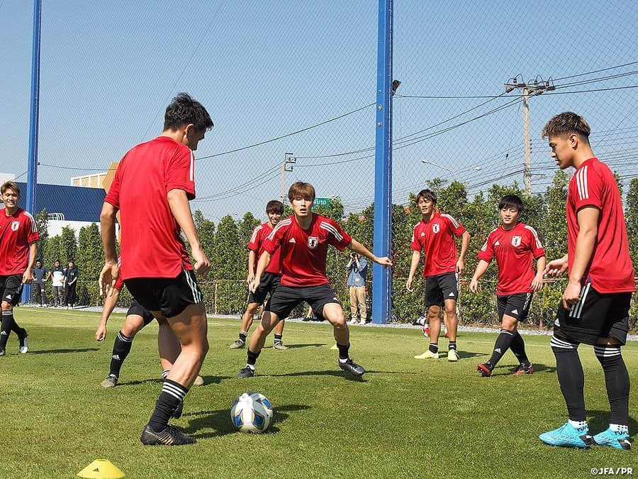 日本サッカー協会さんのインスタグラム写真 - (日本サッカー協会Instagram)「📸#U23日本代表 バンコクで初練習 ・ 1/6、AFC U23選手権タイ2020の開幕を目前に控え、試合会場のあるバンコク市内で午前中にトレーニングを行いました。 ・ 午後は、アジアサッカー連盟（AFC）主催によるチームアライバルミーティングに出席し競技規則に関する説明を受け、今大会採用されるビデオアシスタントレフェリー（VAR）を含めてチーム全体の認識を合わせました。 ・ AFC U23選手権タイ2020は、1月8日(水)に開幕。#SAMURAIBLUE （日本代表）元監督の#西野朗 監督率いる地元・タイが開幕戦でバーレーンと対戦します。日本は9日（木）サウジアラビア代表との初戦を迎えます。 ――― 🏆AFC U-23選手権タイ2020（1/8～26） 1/9 22:15 🆚U-23サウジアラビア🇸🇦 1/12 22:15 🆚U-23シリア🇸🇾 1/15 22:15 🆚U-23カタール🇶🇦 📺テレビ朝日系列/NHK-BS1 👉大会情報はJFA.jpへ #daihyo #U23日本代表 #AFCU23 ―――」1月7日 15時27分 - japanfootballassociation