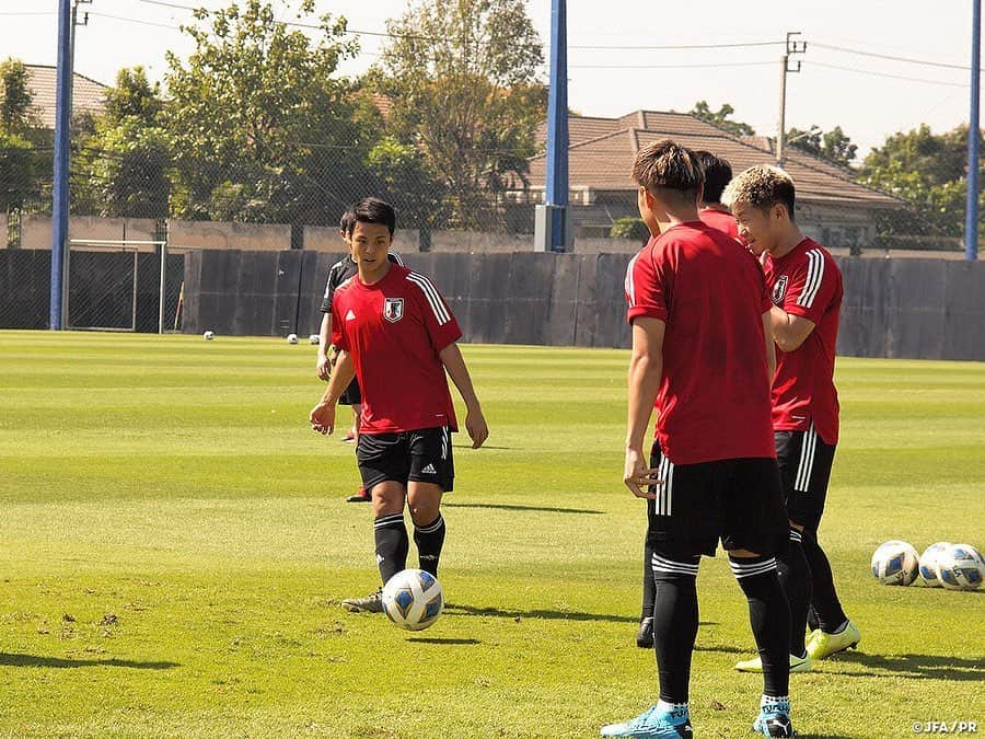 日本サッカー協会さんのインスタグラム写真 - (日本サッカー協会Instagram)「📸#U23日本代表 バンコクで初練習 ・ 1/6、AFC U23選手権タイ2020の開幕を目前に控え、試合会場のあるバンコク市内で午前中にトレーニングを行いました。 ・ 午後は、アジアサッカー連盟（AFC）主催によるチームアライバルミーティングに出席し競技規則に関する説明を受け、今大会採用されるビデオアシスタントレフェリー（VAR）を含めてチーム全体の認識を合わせました。 ・ AFC U23選手権タイ2020は、1月8日(水)に開幕。#SAMURAIBLUE （日本代表）元監督の#西野朗 監督率いる地元・タイが開幕戦でバーレーンと対戦します。日本は9日（木）サウジアラビア代表との初戦を迎えます。 ――― 🏆AFC U-23選手権タイ2020（1/8～26） 1/9 22:15 🆚U-23サウジアラビア🇸🇦 1/12 22:15 🆚U-23シリア🇸🇾 1/15 22:15 🆚U-23カタール🇶🇦 📺テレビ朝日系列/NHK-BS1 👉大会情報はJFA.jpへ #daihyo #U23日本代表 #AFCU23 ―――」1月7日 15時27分 - japanfootballassociation