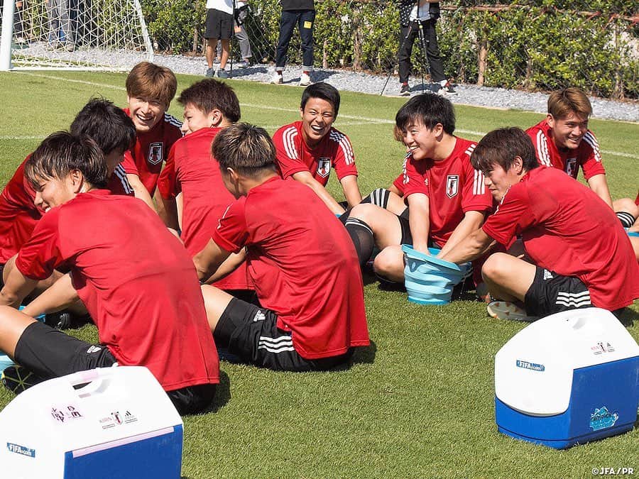 日本サッカー協会さんのインスタグラム写真 - (日本サッカー協会Instagram)「📸#U23日本代表 バンコクで初練習 ・ 1/6、AFC U23選手権タイ2020の開幕を目前に控え、試合会場のあるバンコク市内で午前中にトレーニングを行いました。 ・ 午後は、アジアサッカー連盟（AFC）主催によるチームアライバルミーティングに出席し競技規則に関する説明を受け、今大会採用されるビデオアシスタントレフェリー（VAR）を含めてチーム全体の認識を合わせました。 ・ AFC U23選手権タイ2020は、1月8日(水)に開幕。#SAMURAIBLUE （日本代表）元監督の#西野朗 監督率いる地元・タイが開幕戦でバーレーンと対戦します。日本は9日（木）サウジアラビア代表との初戦を迎えます。 ――― 🏆AFC U-23選手権タイ2020（1/8～26） 1/9 22:15 🆚U-23サウジアラビア🇸🇦 1/12 22:15 🆚U-23シリア🇸🇾 1/15 22:15 🆚U-23カタール🇶🇦 📺テレビ朝日系列/NHK-BS1 👉大会情報はJFA.jpへ #daihyo #U23日本代表 #AFCU23 ―――」1月7日 15時27分 - japanfootballassociation