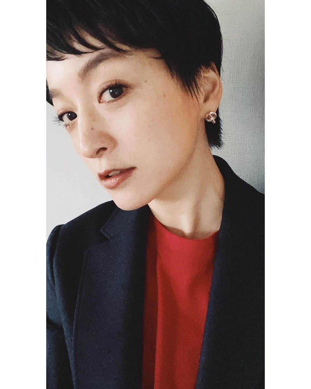 のインスタグラム：「外での仕事始めは今日から。 シャキッとさせたいから、久々に。 失くすと怖いから、たまにしか付けないピアス。 @hermes  去年よりも今年の方が、しっくりきた。 3年半前からずっとつけてるリングと同じデザイン。 身に付けるものは特に、流行りとかではなく、飽きずにずっと使いたいものを、少しずつ集めてる。」