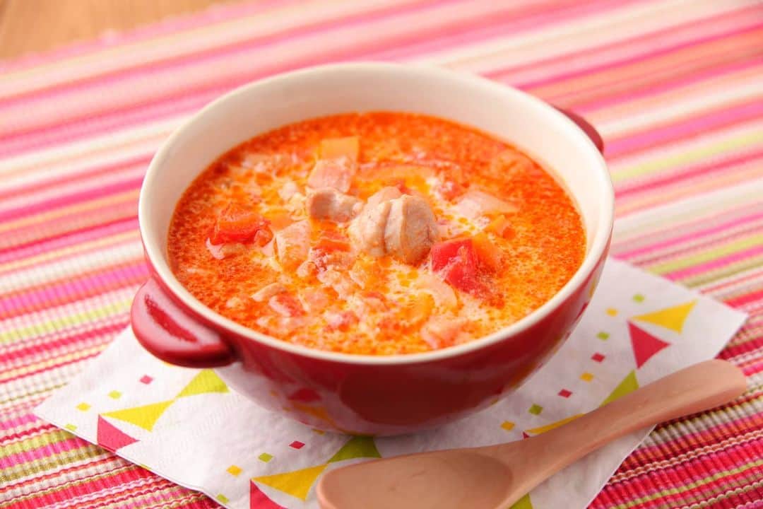 フレシャス公式(FRECIOUS) さんのインスタグラム写真 - (フレシャス公式(FRECIOUS) Instagram)「『おいしい栄養バランス🎶トマトと豆乳の野菜スープ』 . スープジャーに入れて持ち運べばお弁当用にもGOODです👍 . －－－－－－－－－－ 【トマトと豆乳の野菜スープ　2人分　材料】 －－－－－－－－－－ ■フレシャス(天然水)　200cc ■鶏肉　100g ■オリーブ油　小さじ2 ■トマト水煮缶　100g ■コンソメ　5g ■豆乳　50cc ■砂糖　ひとつまみ ■パセリ　適宜 －－－－－－－－－－ 【A】 ■ベーコン　30g ■たまねぎ　30g ■にんじん　30g ■パプリカ　30g ■セロリ　30g －－－－－－－－－－ . . (作り方) (1) 鶏肉は一口大、【A】は1cmの色紙切りにする。 (2) 鍋にオリーブ油、(1)とトマト水煮缶を入れて炒める。 (3) (2)の鍋にフレシャスとコンソメを入れて煮る。 (4) 豆乳と砂糖を加え、パセリをのせる。 . . 【ポイント】 👉トマトを炒めることでまろやかな酸味に仕上がります。 ランチタイムにスープジャーでも楽しめるトマト＋豆乳レシピは女性にも人気！ . （フレシャスレシピ監修：山崎直子さん） . . . ─────────────────── キャンペーン開催中！ こちらよりフォローしてください♪ ↓　↓　↓ 【フレシャス公式】 @frecious_official ─────────────────── . . . #フレシャス #FRECIOUS #天然水 #water #ウォーターサーバー #waterserver #フレシャスレシピ #FRECIOUSrecipe #レシピ #recipe #スープ #soysoup #soy #豆乳スープ #豆乳 #トマトスープ #野菜 #野菜スープ #おうちごはん #今夜のご飯 #夜ご飯 #ランチ #インスタフード #キャンペーン #懸賞 #プレゼント #プレゼント企画」1月7日 15時38分 - frecious_official