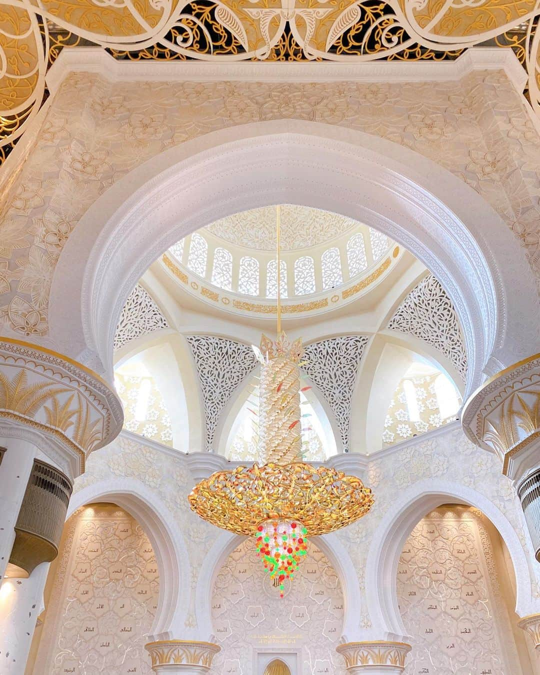 井上晃子さんのインスタグラム写真 - (井上晃子Instagram)「Sheikh Zayed Grand Mosque 🕌✨ 世界最大のペルシャ絨毯(色使いがとてもタイプ)やスワロフスキーのシャンデリア、 細かな装飾、可愛い丸みを帯びたシルエット、それを映す陰まで可愛くてたまらなかった。💎💎💎 美しいものに触れて良き時間。 . . #sheikhzayedmosque  #シェイクザイードグランドモスク  #abudhabi#アブダビ#uae#habibi」1月7日 15時43分 - akiki_2015