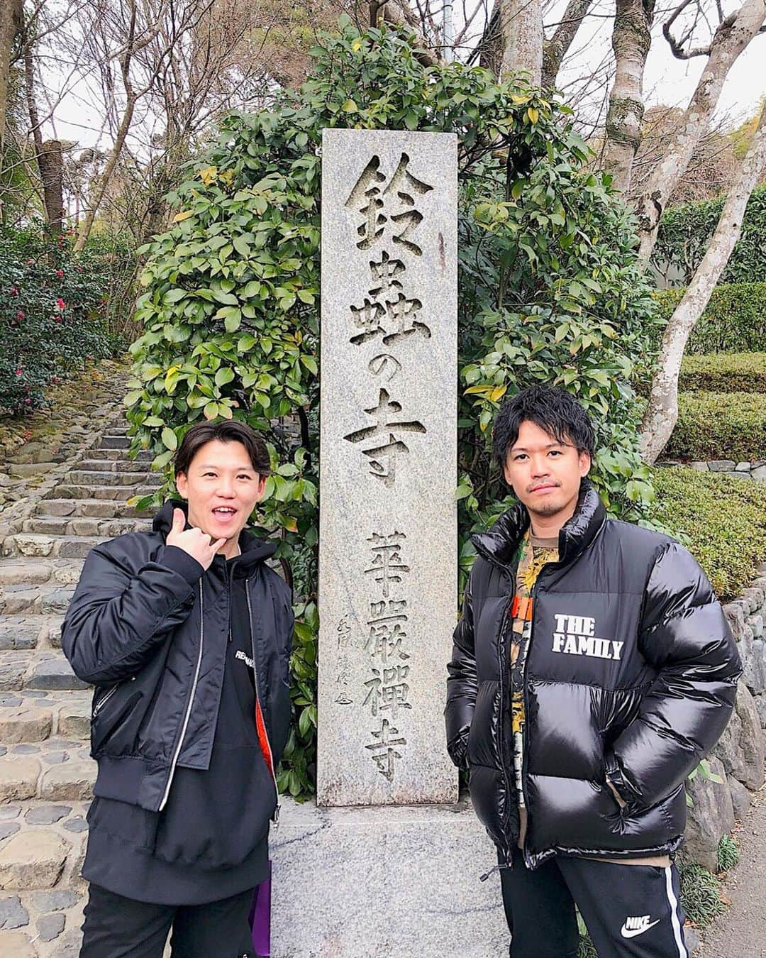 伊地知大樹のインスタグラム：「. おたけさんと京都に初詣とお参りサイコッチョー😄⛩ . これで今年も最高の1年に！！ . #おみくじ小吉だったけど #去年は凶だから成長 #正月の雰囲気って良いよね #ジャンポケおたけさん #華厳寺　#鈴虫寺　#伏見稲荷　#千本鳥居」