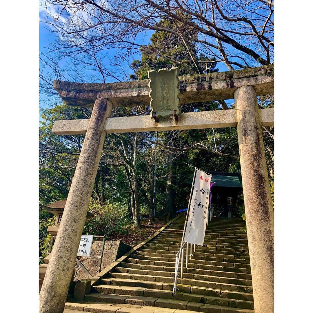 青山草太さんのインスタグラム写真 - (青山草太Instagram)「両親と共に正月にいつも行っていた「武内神社」に参拝。  成人してから1度も行ってないんじゃないかな。 40歳をきっかけに両親と参拝出来たのがありがたい。  きっと子供の頃からあったであろう「やるき達磨」と「福を授かる社」。 子供の頃は興味もなかったので気づきもしなかった…。 #sotaaoyama#青山草太 #島根#shimane #神社#参拝#武内神社#平濱八幡宮#shrine#visit #やるき達磨#福を授かる社 #気づかなかった」1月7日 15時49分 - sotaaoyama