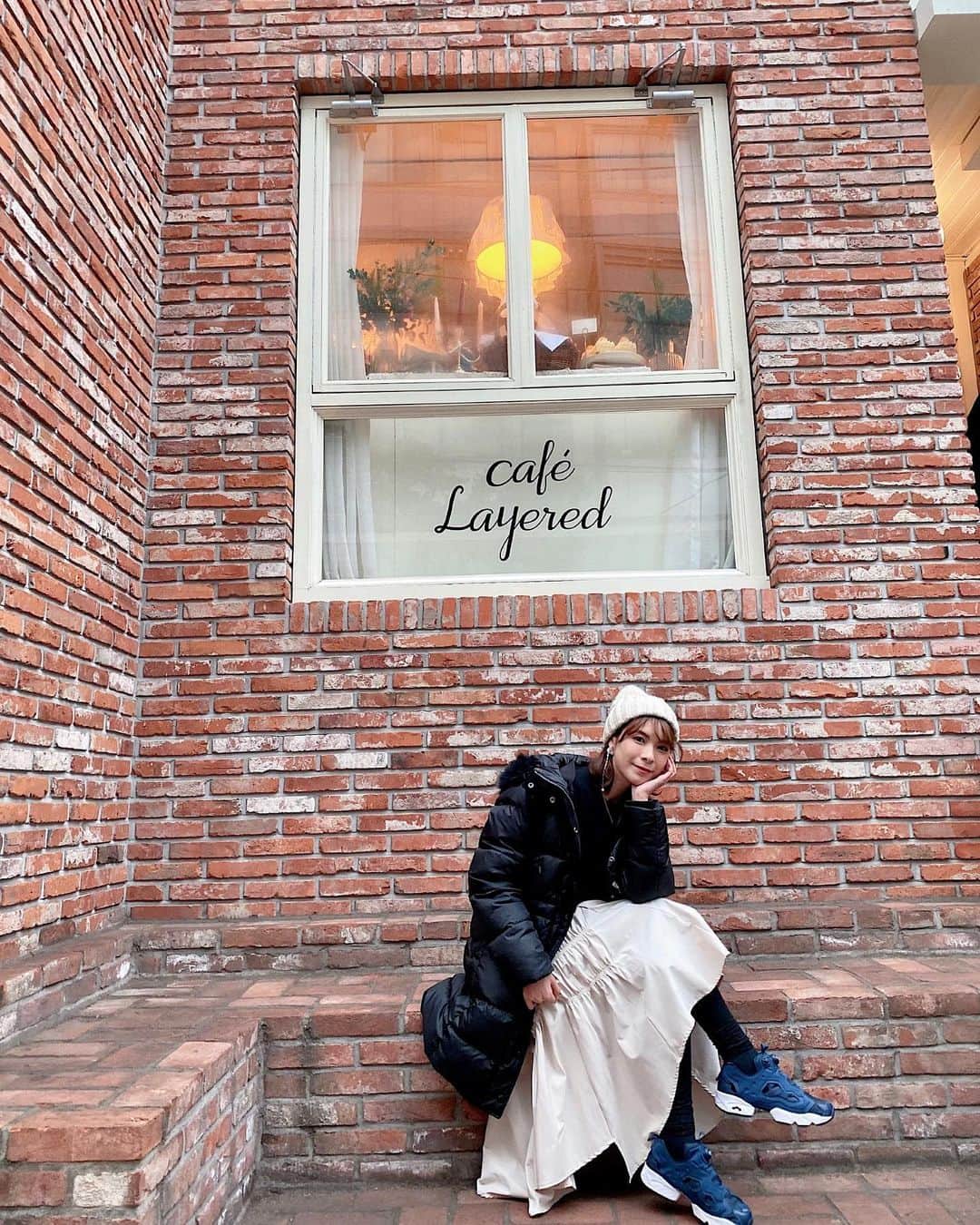 Yuika Matsuさんのインスタグラム写真 - (Yuika MatsuInstagram)「. . 📍韓国カフェ Cafe Layered 🐶🧁 お店の外もこんなにお洒落♡ . . . 質問頂いていた韓国に 着て行ってるダウンコートは @coach のものです❤︎ . . インナーには @uniqlo のお正月セールでゲットした #カシミアニット に中は極暖を仕込んで着ています✨ . それに#ウルトラライトダウン も重ね着💯 . スカートは韓国で2000円くらいで購入しました♡ ニット帽はH&Mでゲットしたよ💕 . . . 日中は大体今の日本と同じくらいの寒さですが、 夜になるとグッと冷え込みので マフラーと手袋と帽子はいると思います🤔 . . . . 2枚目に服のブランドは タグ付けしたから見てね♡ . . . #延南洞カフェ #延南洞 #cafelayered #레이어드연남점  #韓国カフェ #韓国カフェ巡り #韓国旅行 #韓国女子旅  #ソウル旅行 #ソウルカフェ #연남동 #연남동카페 #카페레이어드 #카페 #서울 #일상 #일탈 #스콘맛집 #셰이의맛집 #감성카페 #맛은쏘쏘 #yeonnamdong #cafelayered #seoul #cafe #cafehopping #potd #dessert」1月7日 16時19分 - yuika00802