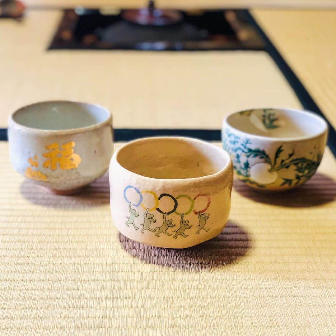 のインスタグラム：「🍵 なんとも “2020なお茶碗” . 昨年末、このお茶碗をたまたま見つけて 茶道の先生に写真を送ったら、 年始にそれが出てくるサプライズ。  #12回目の初釜 #稽古茶事 #先生のフットワークの軽さよ」