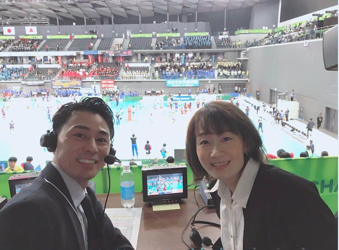 佐野優子のインスタグラム：「. 今年も仕事始めは春高でした🏐 . . . そろそろ母校の頑張りも見たいよ😁 . #春高バレー  #バレーボール　#volleyball #木村拓也　アナウンサー」