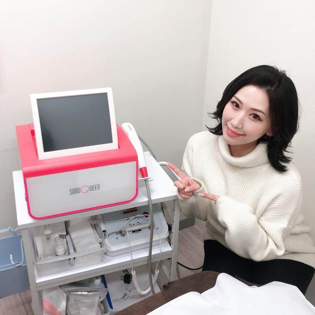佐山愛のインスタグラム：「❤︎ ・ 最近、周りから 「顔ちっちゃくなったね」 と言ってもらえるので TCB池袋院 @tcbikebukuro で 受けたソノクイーン(HIFU)の話すると みんな食いつきがすごい笑 ・ 施術直後でもフェイスラインが シュッとした感じあったけど、 2週間経ったあたりから よりグッと上がった気がする♪♪ ・ 大流行中だけあって、 やっぱり効果抜群なようです😍 ・ あと、私はソノクイーンと一緒に 顎にちゅちゅっとヒアルロン酸 射ってもらったから その視覚効果もあって すんごい変わってきた😻 ・ ちなみに、 他院でHIFU受けた友達からは 施術中バチバチ痛いよ と聞いてたけど、私はそんなことなくて 舌の上でパチパチ弾ける コットンキャンディあるじゃない？ あのパチパチを肌の表面で感じるみたいな。 ってこれ伝わるかな？笑 ・ とにかく痛みは人それぞれだと思うけど 私個人の感想はこんな感じ！ ・ しかも30分くらいで終わるから ほんとあっという間だったよ！ ・ たったそれだけで効果抜群だし 半年〜1年くらいもつなんて めちゃくちゃコスパ良し👍 ・ しかも、TCB池袋院は他院より安くて 女医のまりこ先生が @drinouemariko がいるから HIFU以外にも色々相談できて ほんとオススメだよぉ😊 ・ 興味がある方は 私のインスタ見たよ と伝えると嬉しいことがあるかもです♪ ・ ・ 4週間くらいでしっかり効果出る って言ってたから、 既に効果実感してるけど 更に変化あるのかなぁと楽しみな私😽 ・ その時はビフォーアフターで 比較してみようかな！ ・ ・ #美容整形ならTCB東京中央美容外科 #東京中央美容外科 #東京中央美容外科池袋院 #美容外科 #池袋 #まりこ先生 #井上真梨子 #女医 #ソノクイーン #HIFU #ハイフ #リフトアップ #たるみ改善 #リフトアップならTCB東京中央美容外科 #毛穴引き締め #アンチエイジング #pr」