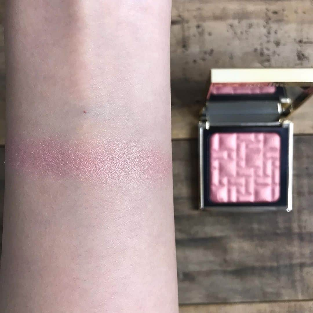 GODMake.さんのインスタグラム写真 - (GODMake.Instagram)「・ 【BOBBI BROWN】リュクス&フォーチュンコレクション【2020年1月17日(金)発売】 ・ ニューイヤーコレクションとして、「リュクス」シリーズのアイテムが限定パッケージで登場。 華やかなパッケージと、ジェムストーンにインスパイアされた限定色をチェック。 ・ ・ ・ ◆スウォッチ 1枚目：ジュエル ローズ アイ パレット ・ 2枚目：ハイライティング パウダー ・ 3枚目：リュクス リップ カラー L01 レアルビー L02 ピンクサファイア L03 パリジャンレッド ・ 4枚目：リュクス リキッド リップ リッチ ラスター L01 プレシャスジェム リュクス リキッド リップ リッチ メタル L01 フローゼ L02 ピンククリスタル ・ ・ ・ ◆Item #BOBBIBROWN ＊リュクス リップ カラー 限定3色／4,200円（税抜） ・ ＊ハイライティング パウダー 限定1色／5,800円（税抜） ・ ＊ジュエル ローズ アイ パレット 限定1色／5,800円（税抜） ・ ＊リュクス リキッド リップ リッチ ラスター 限定1色／4,200円（税抜）＜オンライン&店舗限定＞ ・ ＊リュクス リキッド リップ リッチ メタル 限定2色／4,200円（税抜）＜オンライン&店舗限定＞ ・ ・ ・ #ボビイブラウン#godmake#cosmetics#lips#lipstick#Beauty#love#Tokyo#表参道#モデル#モデル募集#instagood#cute#life#我的最愛#粉我#메이크업#화장품#뷰티스타그램#コスメ好きさんと繋がりたい#眼影#彩妆#化妆品#全新化妝品」1月7日 16時27分 - bybirth_official