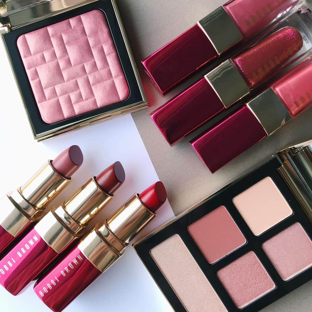 GODMake.さんのインスタグラム写真 - (GODMake.Instagram)「・ 【BOBBI BROWN】リュクス&フォーチュンコレクション【2020年1月17日(金)発売】 ・ ニューイヤーコレクションとして、「リュクス」シリーズのアイテムが限定パッケージで登場。 華やかなパッケージと、ジェムストーンにインスパイアされた限定色をチェック。 ・ ・ ・ ◆スウォッチ 1枚目：ジュエル ローズ アイ パレット ・ 2枚目：ハイライティング パウダー ・ 3枚目：リュクス リップ カラー L01 レアルビー L02 ピンクサファイア L03 パリジャンレッド ・ 4枚目：リュクス リキッド リップ リッチ ラスター L01 プレシャスジェム リュクス リキッド リップ リッチ メタル L01 フローゼ L02 ピンククリスタル ・ ・ ・ ◆Item #BOBBIBROWN ＊リュクス リップ カラー 限定3色／4,200円（税抜） ・ ＊ハイライティング パウダー 限定1色／5,800円（税抜） ・ ＊ジュエル ローズ アイ パレット 限定1色／5,800円（税抜） ・ ＊リュクス リキッド リップ リッチ ラスター 限定1色／4,200円（税抜）＜オンライン&店舗限定＞ ・ ＊リュクス リキッド リップ リッチ メタル 限定2色／4,200円（税抜）＜オンライン&店舗限定＞ ・ ・ ・ #ボビイブラウン#godmake#cosmetics#lips#lipstick#Beauty#love#Tokyo#表参道#モデル#モデル募集#instagood#cute#life#我的最愛#粉我#메이크업#화장품#뷰티스타그램#コスメ好きさんと繋がりたい#眼影#彩妆#化妆品#全新化妝品」1月7日 16時27分 - bybirth_official