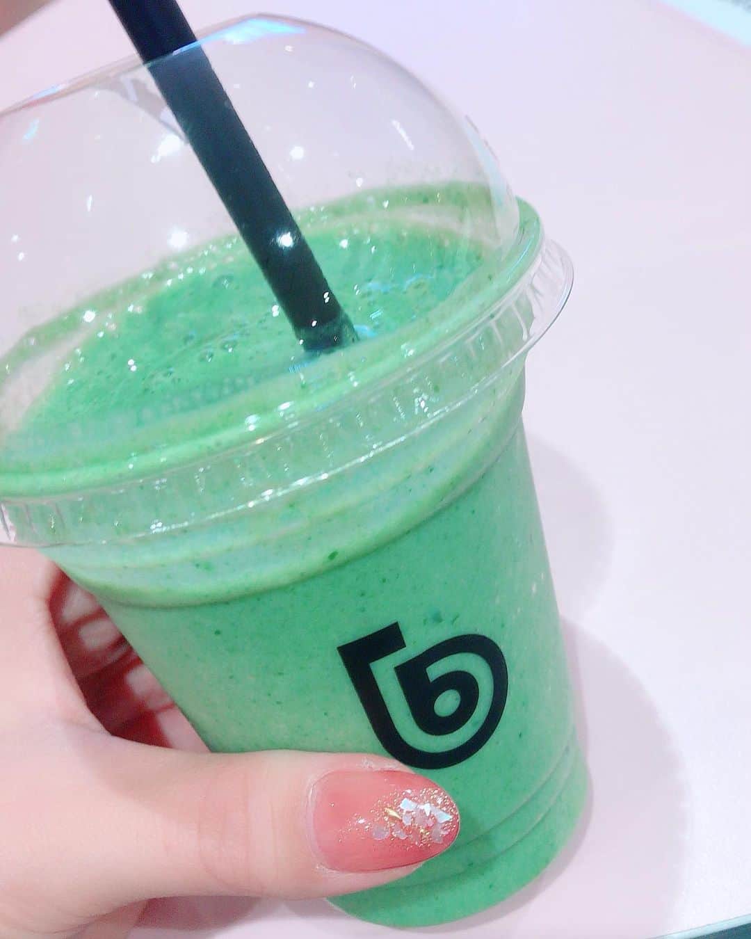 星野奏さんのインスタグラム写真 - (星野奏Instagram)「・ トレーニング後にお腹すいたから、 スムージー飲みました☘ 【エナジーグリーン】🍵 ・バナナ・豆乳・セロリ・ケールなどなど🥬ケールとか嫌いだけどスムージーなら美味しく飲めるんだよね〜😌 この場所にくりみんも良く来てるとは？！出くわしたことないねぇ（笑） ちなみに私はとんでもなく、やる気のないカッコしてるので誰も気づくことはあるまい。。。 ・ ・ #スムージー#べビブレ  #smoothie #bebible #銀座グルメ  #銀座カフェ」1月7日 16時43分 - hoshino_kanade_