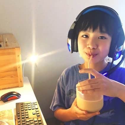高橋歩のインスタグラム：「. . ハワイ島を一緒に旅してマブダチになった、はる（12歳）。 .　 出逢った頃は、「ボク、不登校で。。。」なんて悩んでいたけど、今は、元気もりもりになって、12歳で起業するってよ！ .　 いいねぇ。 .　 こういうの、どんどん実現していったら、日本も、世界も、さらに楽しくなるよね。 .　 ぜひ、みんなで応援してほしい！ . ↓ .　 https://camp-fire.jp/projects/view/213193 .」