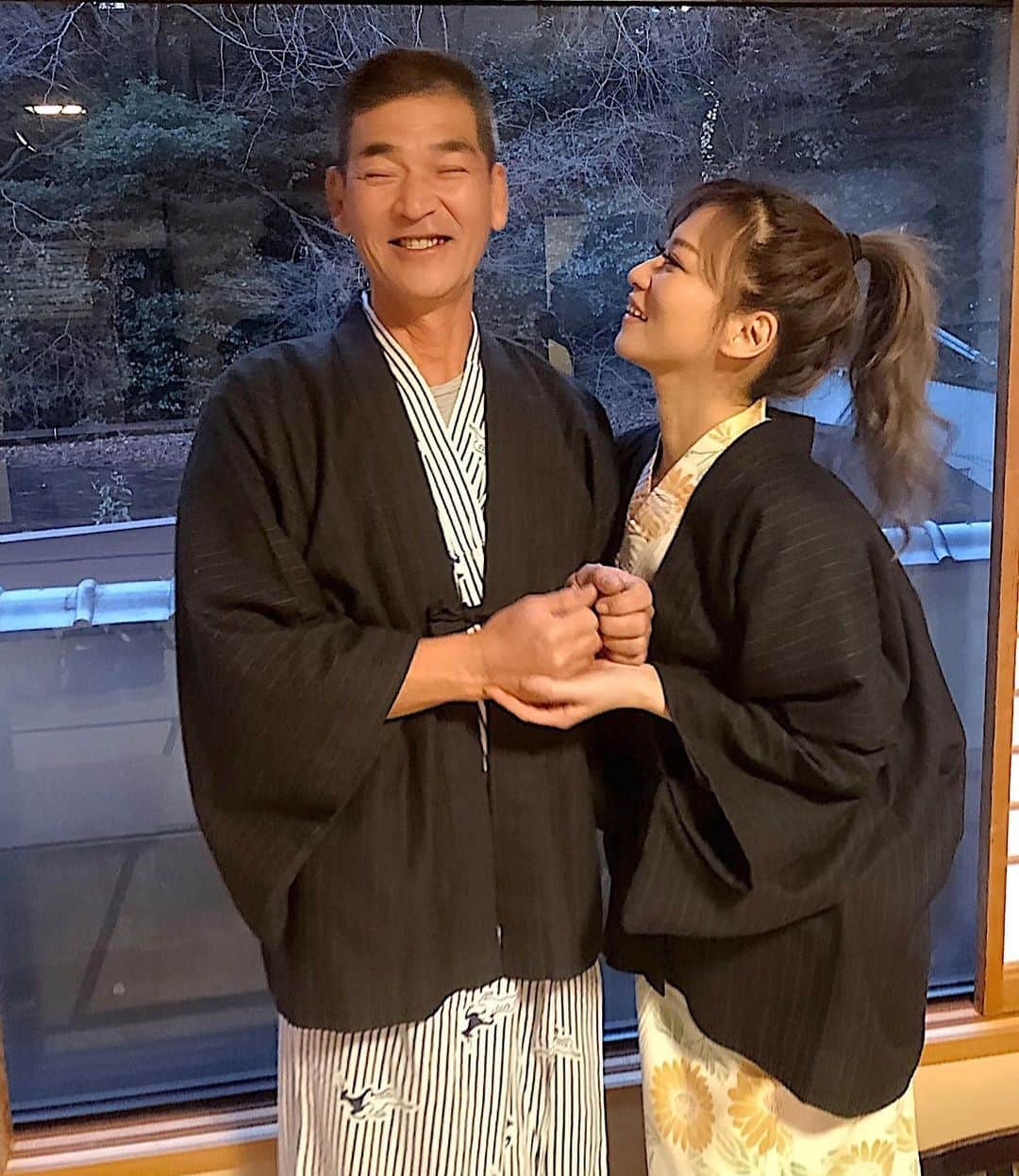 長谷川唯のインスタグラム：「・ ・ 甘えてる娘と照れてるパパ👨‍👧♥️何があろうと親子✨この先もずーっとパパの笑顔をみてたい🍀大好き😘✨✨ ・ ・ #パパが理想の男性 #パパ大好き #dad #family #familyphoto #love #smile #還暦おめでとう」
