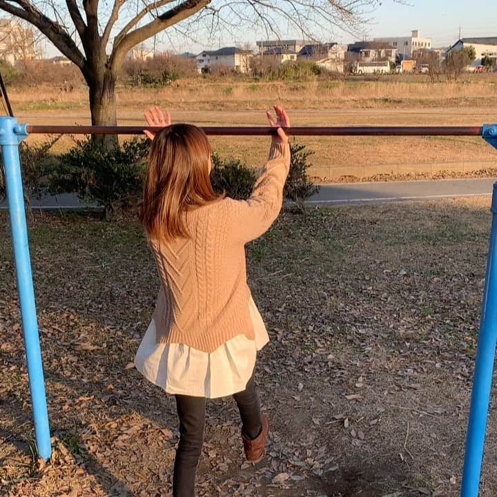 町田亜里香のインスタグラム：「年始そうそう、 神社の帰りに⛩🤭 齋藤家＋母でちょっぴり公園❤️ じゅながパパに 空中逆上がりを見せたいと…！ 無事見せれて、私も久々に逆上がりを！笑 いやー昔は空中逆上がりなんて くるくる出来たのに怖い怖い🤦‍♀️ . 脚やせやダイエットについては ハイライトをご確認くださいませ✈️ こちらiPhoneノーマルカメラの ビデオ撮影になります📹★ . . . #公園 #公園遊び #逆上がり  #空中逆上がり #家族 #運動 #ママ  #ママコーデ #ママコーデプチプラ  #プチプラコーデ #28歳ママ #28歳  #脚やせ #ダイエット #足痩せ #diet #逆上がりの謎ステップ #なかなか降りれないあるある #いけそうでいけない  #謎のステップを踏む」