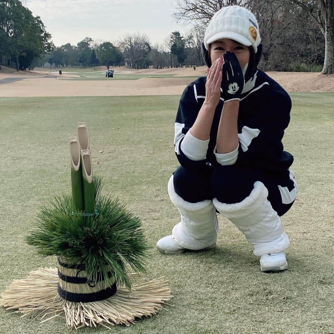 相川友希のインスタグラム：「ゴルフが好き。 #ゴルフ　#golf #ゴルフコンペ　#毎月開催　#寒い日コーデ  #ゴルフコーデ　#門松　#新年ゴルフ　#ゴルフ日和　#年間ラウンド2」