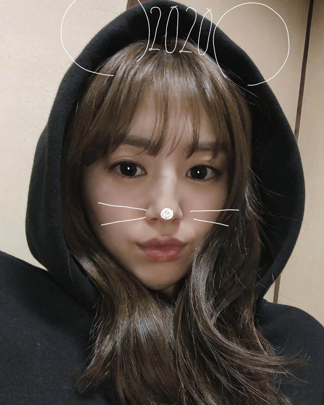 加田穂乃華のインスタグラム：「明けましておめでとうございます🎍✨ 今年はどんな事が起きるのか、わからないけど当たり前じゃない毎日を大切に過ごしたいと思います😊 大切な人を大切に！間違えないように！ 今年はなんかすごく良い年になる気がしてる！ 根拠はない！楽しみーー✊🏼 2020年もよろしくお願いします‼️ #お休み中メイクしないからアプリが助かりすぎた #ここぞとばかりにねずみで自撮り #手抜きじゃないよ！笑 #2020  #投稿みた友達からもっといい写真あったでしょと指摘受けました #ありがとうございます」