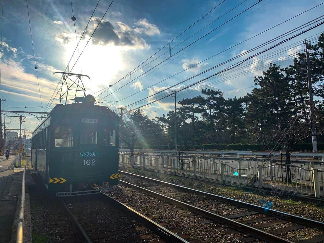 のインスタグラム：「#阪堺線 の旅パート3！☺︎ 終点浜寺駅前停留場にて、偶然✨昭和3年うまれ、御年91歳の#モ161形 にあえた私‥！ そのレトロさに一気に大興奮😂✨ ほんとはこのまま南海さんにいく予定でしたが、ひと区間でも乗りたい。と、折り返すことに‥ 🚃 2枚目: 私が乗ってきた605とすれ違うモ162☺︎ 3枚目〜8枚目: ただただこの#昭和レトロ な車両をお味わいください‥！ たまらない渋さ😂🙏 本当にただただ鉄道がすきだなあとしあわせに満ちた時間でした。 9枚目: お隣、船尾停留場にてモ162をお見送り‥！ ずっと元気で走り続けてほしいな。 その姿を胸に刻んで、またしても終点浜寺駅前停留場へ。 今回の乗り鉄の目的パート2、南海さん編につづく(^○^) 🚃 おまけ 10枚目: 浜寺駅前停留場付近では、こんな風に道路のはじまで伸びる架線柱と信号が。 駅が単線ホームなので、前にまだ車両があると駅より手前でおろされるのです。 これもまた味わい深し😊 #ローカル線の駅 #吊り掛け駆動  #ローカル線の旅  #関西私鉄  #阪堺電気軌道」