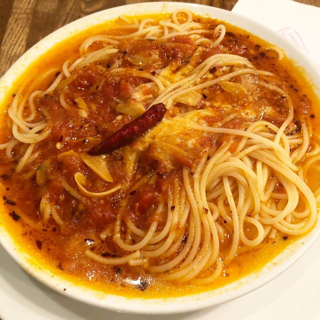 逸見太郎さんのインスタグラム写真 - (逸見太郎Instagram)「HOME'S PASTA  #ニンニクとトマトと唐辛子 #アラビアータ#アルデンテ#スパゲティ#渋谷#スペイン坂#shibuya#tokyo  渋谷でパスタランチといえば間違いなくここ🍝 男女共お一人様多いです #homespasta#ホームズパスタ #今年初」1月7日 16時55分 - taro_itsumi