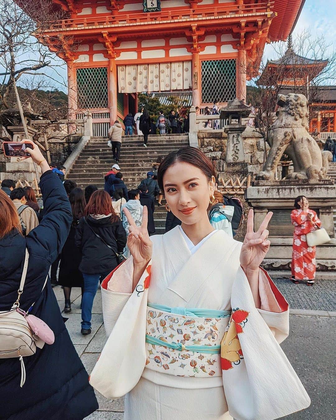 ソンイのインスタグラム：「15年ぶりに来た清水寺⛩🏯 ここで中学生の時に集合写真撮った事を思い出してたら、ポーズが全部15年前風になっちゃった🤣 ちょうど夕日に照らされる時間帯で綺麗だったなぁ☺️ #京都観光 #清水寺 #京都着物レンタル」