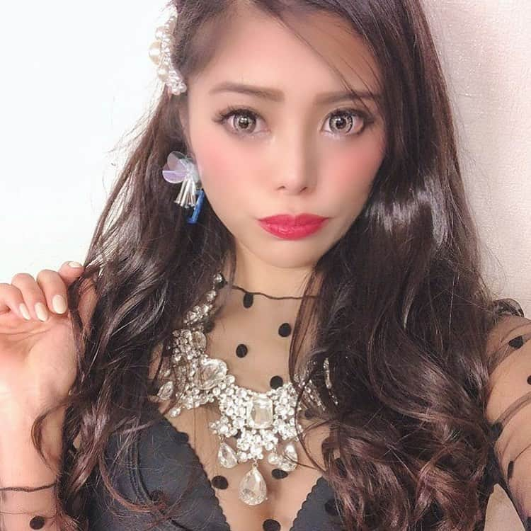 バーレスク大阪【公式】さんのインスタグラム写真 - (バーレスク大阪【公式】Instagram)「Today's BurlesqueGirl  Tina @tinababy0117 ❤ . . 💻web予約→http://burlesque-osaka.resv.jp/reserve/calendar.php?x=1508052519&pc=1 . 📞電話当日予約16時～→06-6345-4567 . . LINEクーポン→ https://line.me/R/ti/p/%40burlesque-osaka #バーレスク大阪 #バーレスク東京 #女子会  #北新地 #大阪 #burlesque #show #showgirl  #白色#ダンス #ポールダンス #写真好きな人と繋がりたい #フォトジェニック #脚フェチ #スレンダー  #セクシー #インスタジェニック #ビーチスタイル #ビュースタグラマー #セルフィー #水着 #LINEクーポン #シャンパン #ギャル #アイドル #インスタ映えするお店  #パリピ #ショーパブ #ショークラブ」1月7日 17時09分 - burlesque_osaka