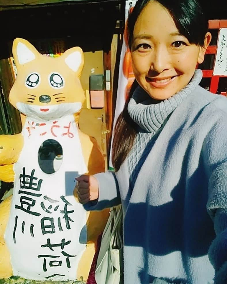 女子アナ47さんのインスタグラム写真 - (女子アナ47Instagram)「. こんにちは、名古屋在住で東海地方を中心にフリーアナウンサーをしている菊池優です🌟  先日愛知県豊川市にある豊川稲荷神社⛩に行ってきました！  豊川稲荷には商売繁盛などを願って毎年約500万人が訪れるみたいです😲  豊川稲荷の山道にはさまざまなお店が軒を連ねていて、稲荷の名前からいなり寿司を提供しているお店が沢山あります！  そんなお店の中で「アゲット」という変わり種のいなり寿司をみつけました！  大判の油揚げの中に、ご飯とたっぷりの具材が挟まったいなり寿司は食べ応え抜群！  みなさん豊川稲荷に行った際はぜひ食べてみてください✨ . #女子アナ47 #47発信プロジェクト #アナウンサー #フリーアナウンサー #女子アナ #地方創生 #地方創生アナウンサー #司会 #司会者#旅行好きな人と繋がりたい #47都道府県制覇の旅 #47都道府県制覇 #アナウンサーの日常 #アナウンサーコーデ #女子アナウンサー #女子アナコーデ #女子アナが好き#アゲット #いなり寿司 #豊川稲荷 #初詣 #豊川ランチ #豊川グルメ #妙厳寺 #三大稲荷 #商売繁盛祈願 #商売繁盛 #豊川稲荷食べ歩き」1月7日 17時08分 - jana47com