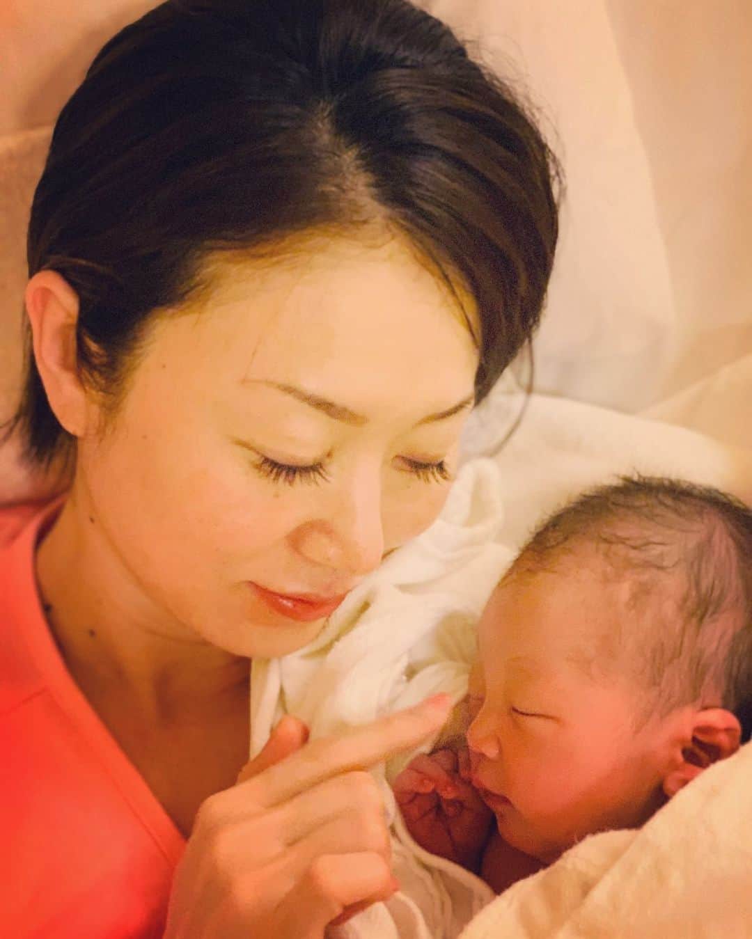田中雅美さんのインスタグラム写真 - (田中雅美Instagram)「1月7日の朝方、第二子となる長男を出産しました。  昨年末から、いつ会えるかとそわそわな日々でしたが… ・ ・ 1月5日の私の誕生日と1月11日の主人の誕生日の合間に、この世に誕生してくれました。 ・ ・ 娘の寝息の中で、優しい助産師さんが小声で応援してくださるという温かいお産となりました。笑 ・ ・ 産声を聴いた瞬間には、心地よい疲労感と幸福感に包まれました。 ・ ・ 何に興味を持ち、誰と出会い、どんな経験を重ねていくのか… ・ ・ 挑戦する度胸と、人をちゃんと大切にする心を持つ人間に育って欲しいなぁ。。 ・ ・ #出産しました #全身筋肉痛 #楽なお産なんてない #2020年生まれ #男の子のママ #体力勝負 #41歳高齢出産」1月7日 17時11分 - tanakamasami_official