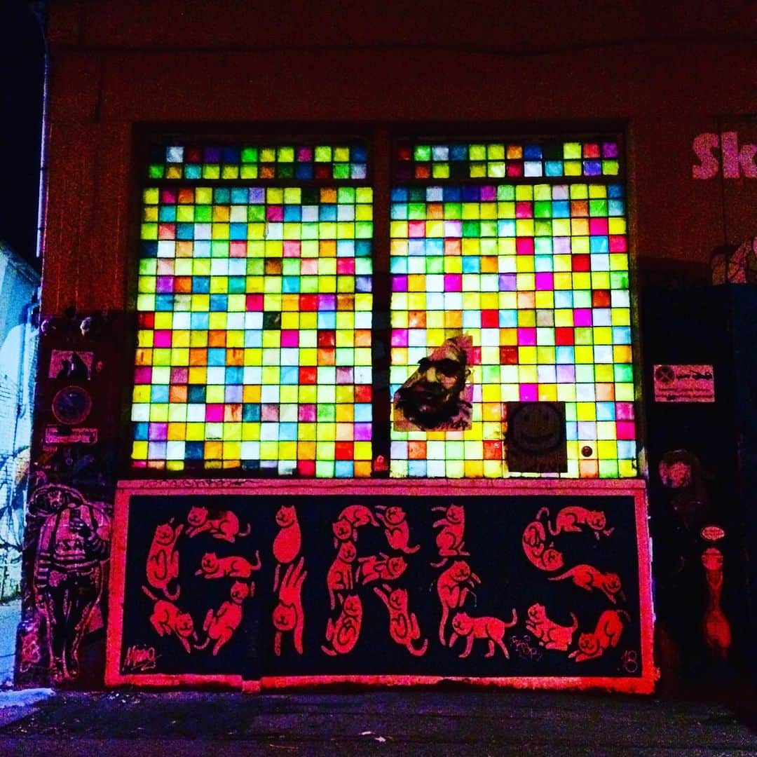 小栗左多里のインスタグラム：「「GIRLS」、実は猫🐱 先日アップした、塀に囲まれたプール付きレストランと同じ敷地にあるスケボーどころ。 ここはWarschaur Strasse駅の横で、元倉庫みたいなところをクラブやカフェにしてて、日曜はマーケットもたつ。一時期、めちゃカッコいい屋内マーケット(食べ物メイン)があったんだけど、ある日突然、消防法に違反してるとかで閉鎖されてしまった。ちなみにその前はその空間、ゲーセンにあるようなゲームがいっぱい置いてあるカフェで、朝食(ビュッフェ)食べるとゲームがやり放題だった。家賃が死ぬほど上がった今ではもう無理だろうなあ。 前もあげたけど、最後にまた行った時の写真、少し続きます。 ・ #猫#にゃんすたぐらむ#書体#タイポグラフィ#ガール#スケボー#ベルリン#海外#旅行#海外旅行#海外生活#漫画家#国際結婚#風景#建築#カラフル#夜景#夜#ライト#かっこいい #オシャレ#ピンク#赤 #berlin#warschauerstrasse#catstagram#cats#pink」