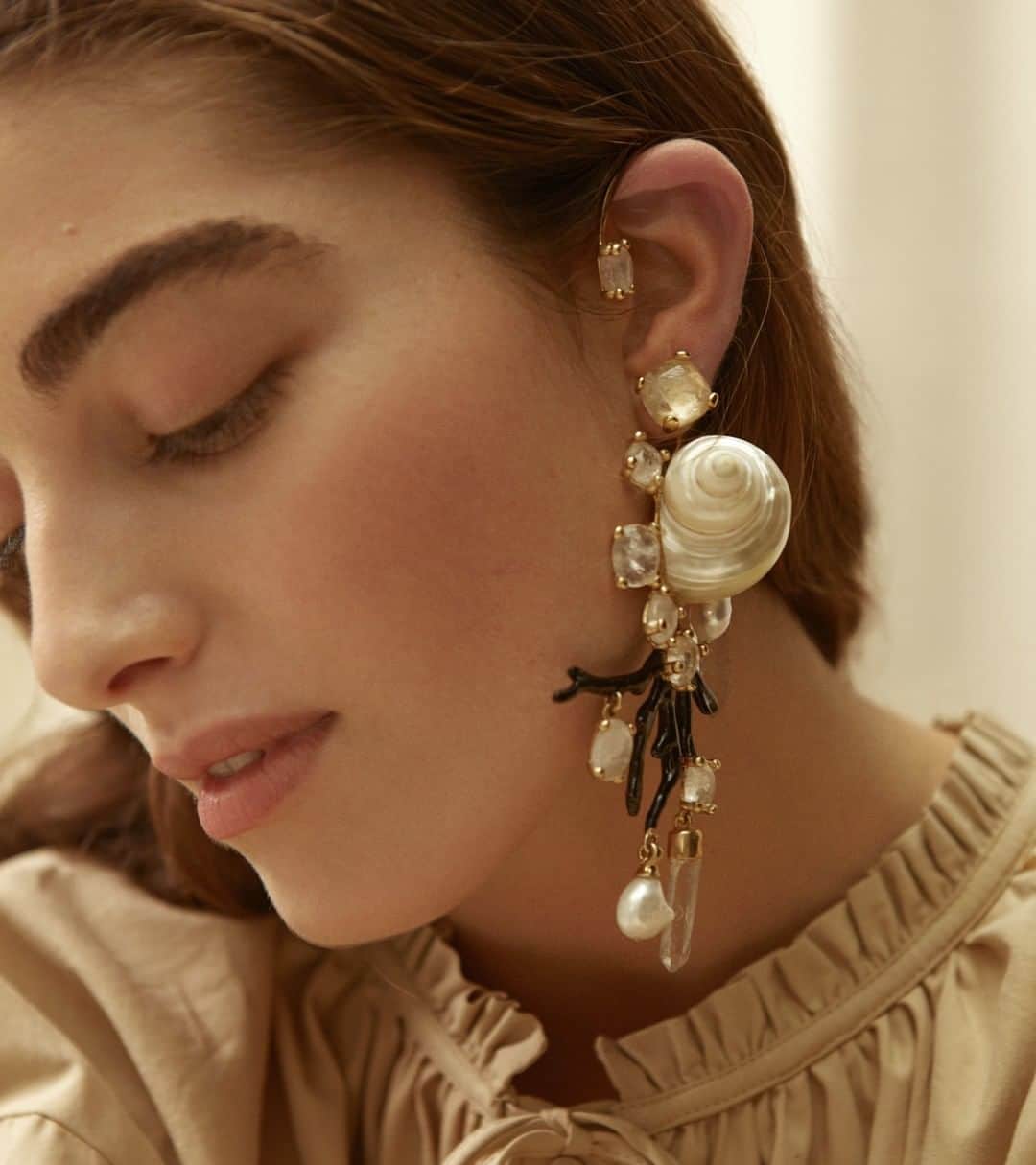グーセンス パリのインスタグラム：「"Shell" earring from our "Tribute to Robert Goossens" collection. . . . #Goossens #earring #shell #yellow #gold #brass #coral #black #rockcrystal #TributetoRobertGoossens @Claratlan」