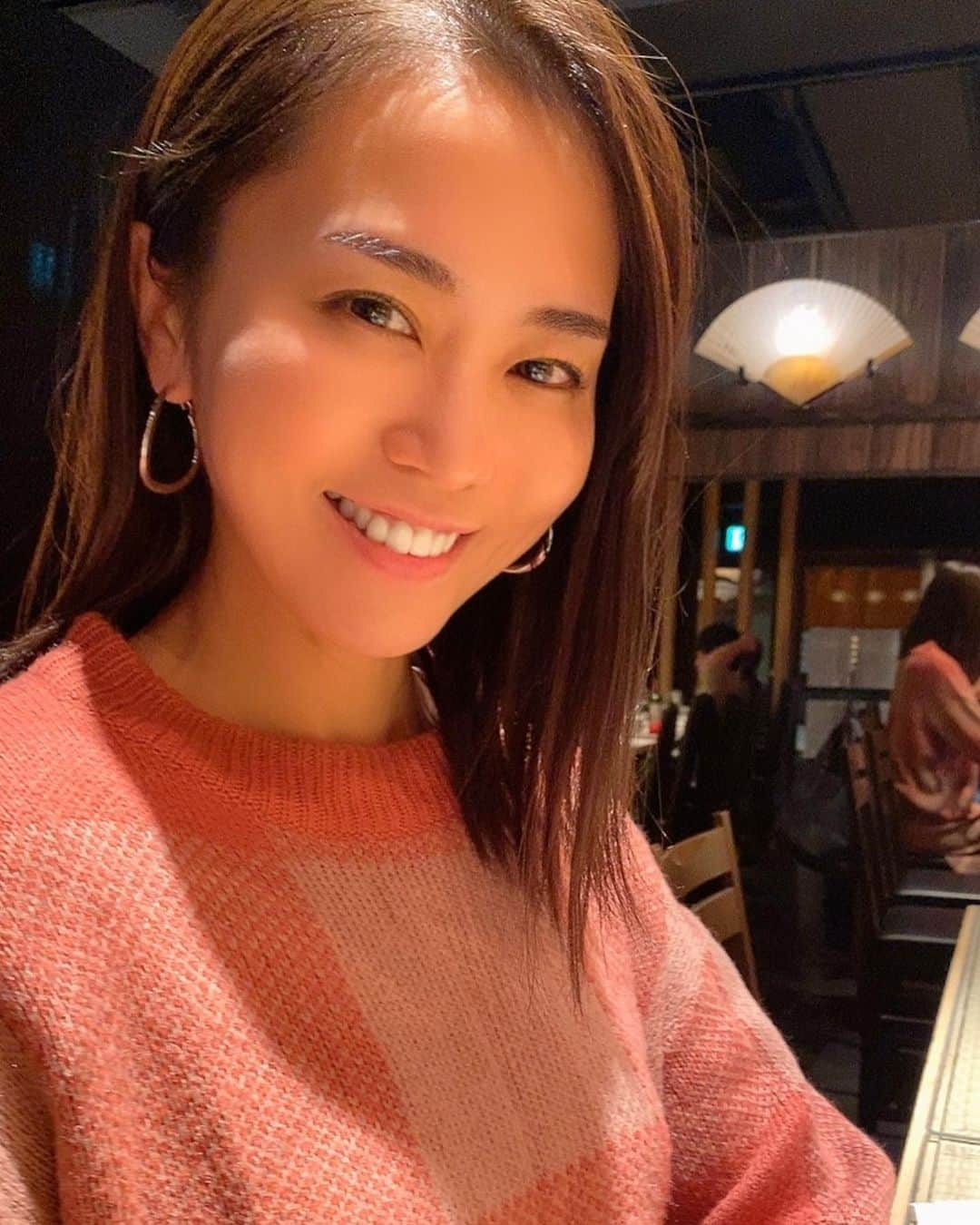 佐野真彩さんのインスタグラム写真 - (佐野真彩Instagram)「初めてのアートメイク。 . 元々眉毛はある方なのですが、 朝のメイクの時間を短縮したいな〜と思い　 @glow_artmake に行ってきました。 . 顔の黄金比率を測ってもらって、 私に合う眉の形に✨ （左右高さが違うので、 毎朝気をつけながら描いていたので助かります🥺） . . . アートメイクも痛いかな〜と不安でしたが、 シッカリ麻酔をしてくださったので痛くありませんでした。 .  2回やると定着が良いそうなので、 また1ヶ月半後くらいにいきたいな☆ .  ２枚目の動画は施術が終わった直後です。 自然な仕上がりに感動です✨  担当▷合田さん . . 少し前に睫毛パーマもしたので、 メイク時間が10分もかからなくなりました🙆‍♀️👍 . . . #artmake #医療アートメイク #glowartmake #GLOWclinic #マイクロブレーディング　#眉毛メイク #眉アートメイク #時短メイク」1月7日 17時16分 - sano.maya