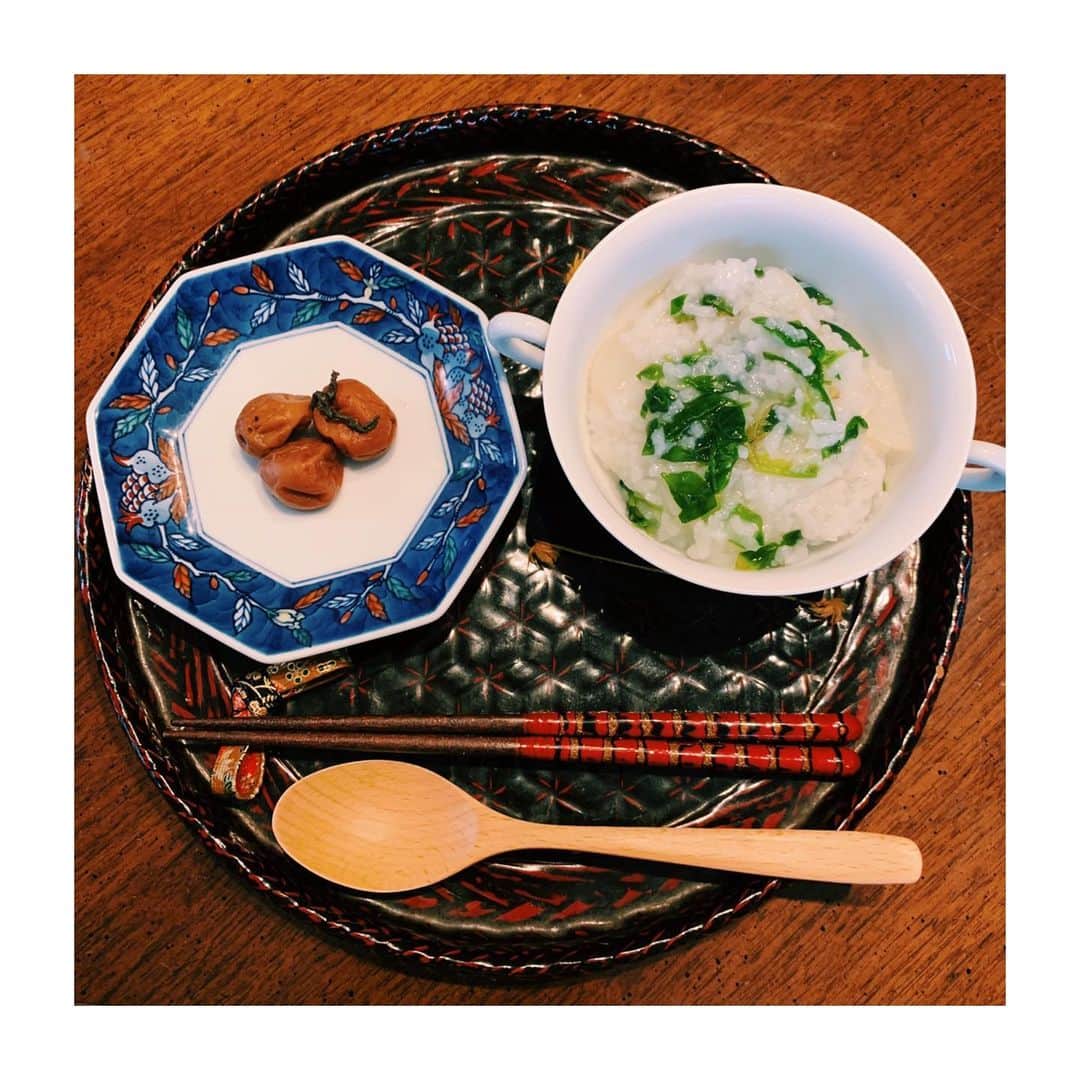 のインスタグラム：「今朝は皆さま、七草粥にしましたか？？🌾 .  こんな時も便利な... @lecreusetjapon  #ルクルーゼ #ココットエブリィ  #lecreuset」