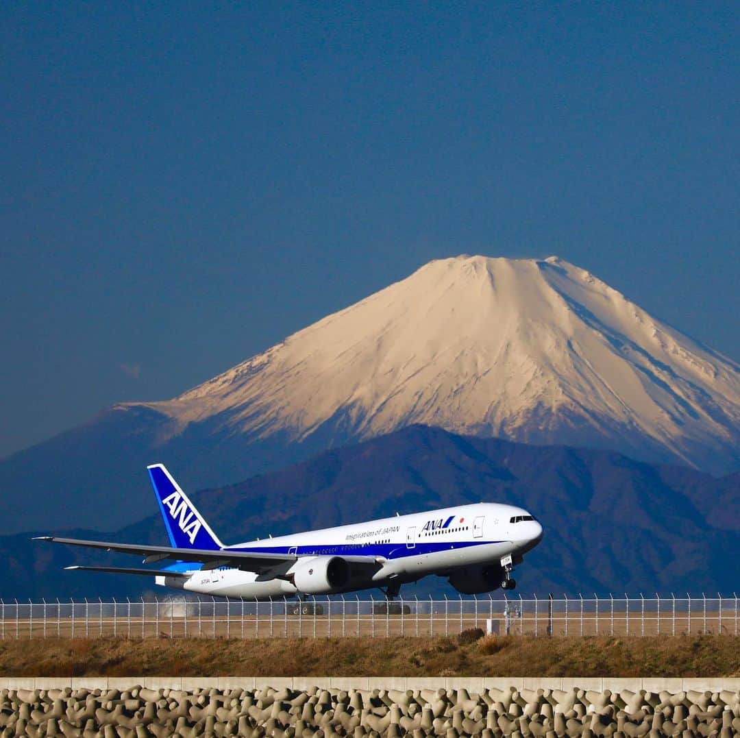 ANAのインスタグラム：「2020年の幕開け✈️🎊﻿ ﻿ #今年はどこを旅しよう #2020年 #年明け #新年 #青空 #ANAブルー #富士山 #飛行機 #羽田空港 #空港 #空旅 #旅行好き #1月 #冬 #日本 #日本の絶景 #ダレカニミセタイケシキ #ソラマニ_ヒコーキ #mtfuji #bluesky #newyear #January #hanedaairport #airport #airplane #anaairplane #ana_jp﻿ ﻿ ANAの飛行機は「#ソラマニ_ヒコーキ」をつけて投稿してね📷インスタやANAの各メディアでご紹介していきます🌞」