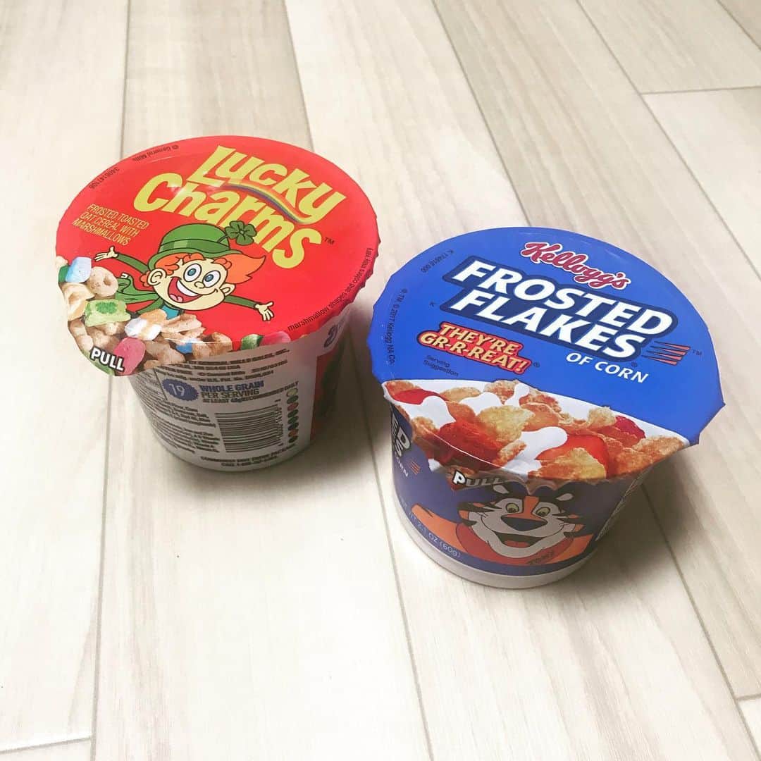 鈴鹿秋斗のインスタグラム：「日本で一番アメリカに近い男からのお土産👍🏻🇺🇸🇺🇸🇺🇸 #USA #コーンフレーク #ミルクボーイ #左ようわからん #不味そうなんがまた良い」