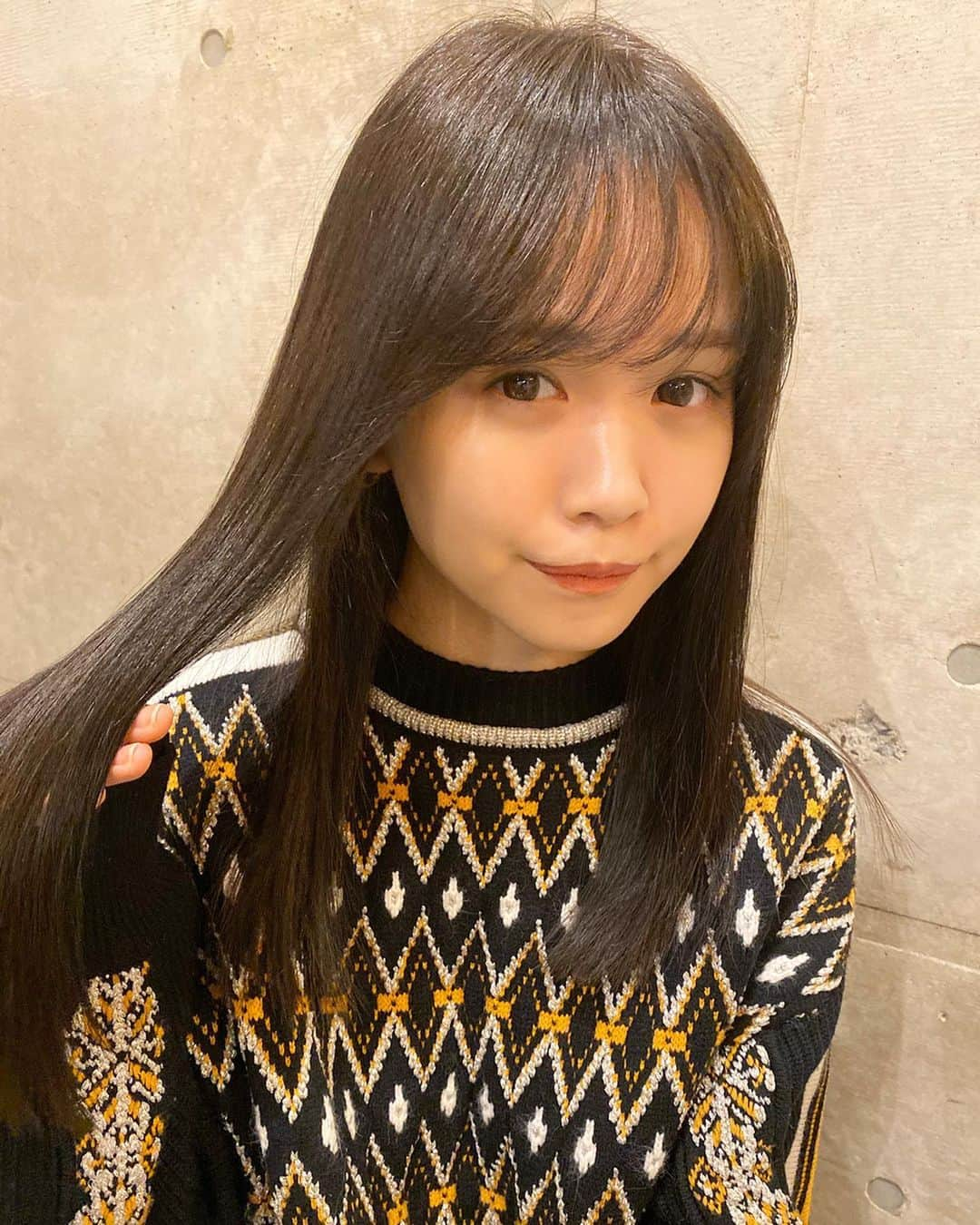 菅本裕子さんのインスタグラム写真 - (菅本裕子Instagram)「新年早々ヘアカラー❤︎﻿ いつも通ってる、表参道のLuxeに行ってきました！担当は根本さん〜！﻿ @shintaro_nemoto ﻿ いつものカーキグレージュというカラーに！﻿ カーキを使って暗さを出してるので、ブルーとは違って柔らかさや透明感を出しつつ暗めにしてくれてますっ❤︎﻿ ﻿ 今回はカラーと、毛先&前髪カットと、ミネコラトリートメントを！ここは本当にトリートメントが良すぎる😭毎月やってるんだけど、本当に髪がとろんとろんに・・﻿ ﻿ いつも本当にありがとうございます！﻿ 触りたくなるやわらか髪もっと極めるぞー！﻿ ﻿ #ゆうこすカラー #カーキグレージュ #グレージュ #表参道ヘアサロン #モテ髪 #ヘアトリートメント #ミネコラ #ミネコラトリートメント #ゆうこす #菅本裕子」1月7日 17時33分 - yukos0520