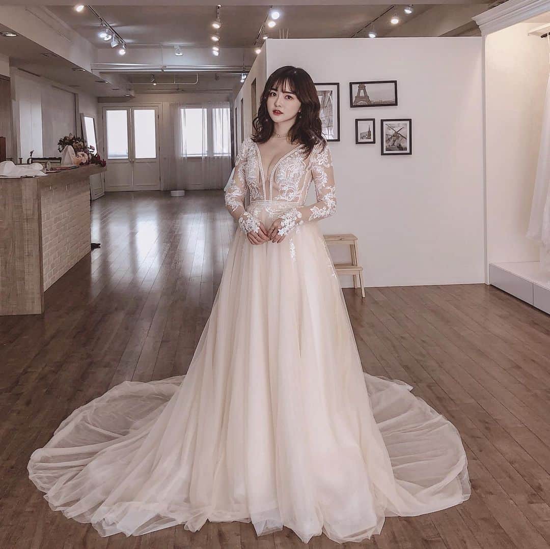 柯柯YELIZのインスタグラム：「又來奧莉小姐了😍這次要來挑姐妹婚紗的禮服👏一直都很想跟姐妹一起拍婚紗，結果又選擇障礙了 這件好美👅」