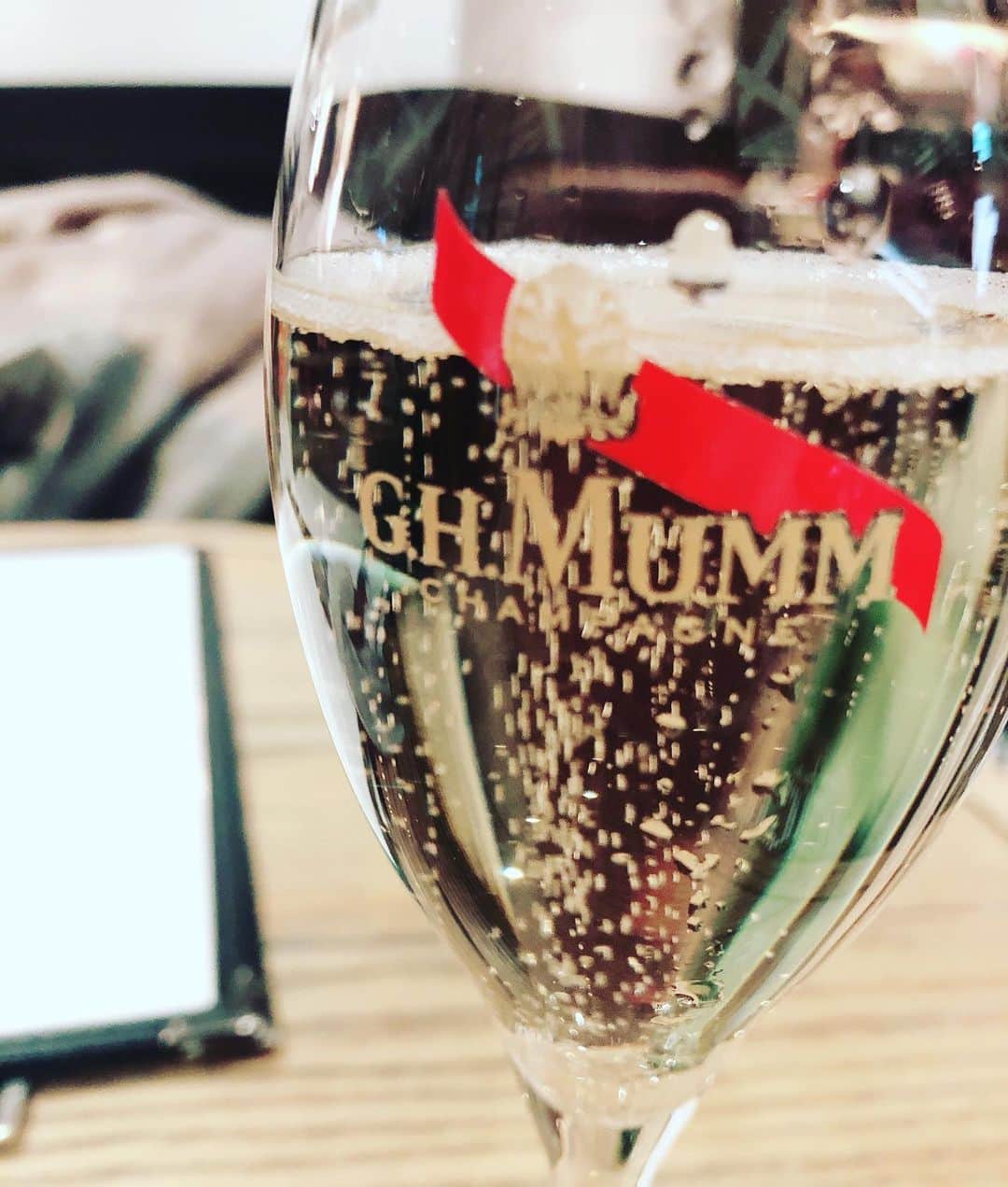 のインスタグラム：「🥂 絶賛病み上がりだけど なんとか通常運転に。  毎日どんどんいろんなことが。 次から次へと。 変化は厭わないけど…  今年も迷子かもしれん。」