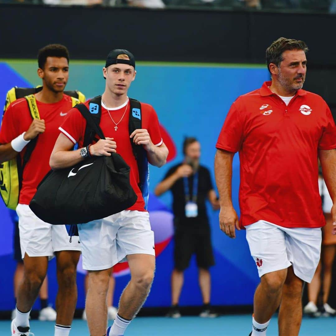 デニス・シャポバロフさんのインスタグラム写真 - (デニス・シャポバロフInstagram)「Another win 💪🏼🇨🇦. Unreal day today winning the deciding doubles with @felixaliassime. Now we need to hope it’s enough to qualify 😅🙏🏼. Shoutout to the boys, the support was a joke today 🔥 📸: @itsjaclee.tennis」1月7日 17時49分 - denis.shapovalov