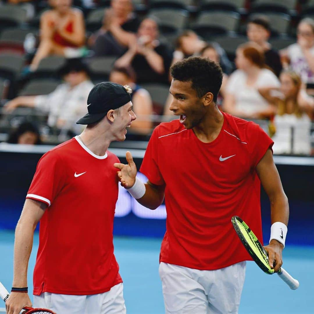 デニス・シャポバロフさんのインスタグラム写真 - (デニス・シャポバロフInstagram)「Another win 💪🏼🇨🇦. Unreal day today winning the deciding doubles with @felixaliassime. Now we need to hope it’s enough to qualify 😅🙏🏼. Shoutout to the boys, the support was a joke today 🔥 📸: @itsjaclee.tennis」1月7日 17時49分 - denis.shapovalov