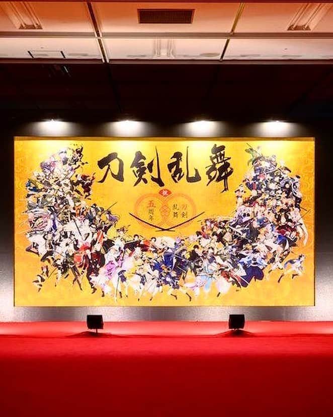 鈴木暁昇のインスタグラム：「* ◆刀剣乱舞5周年イベント-本丸博-2020』（とうけんらんぶほんまるはく）大祝賀パネル題字を提供させていただきました。このパネルはクリアファイルなどにも使用される予定です。 * 【イベント開催期間】 2020年1月5日（日）～1月19日（日）10:00～19:00 * 【開催場所】池袋・サンシャインシティ展示ホールA・B（東京都豊島区東池袋3-1） * 【入場料金】 入場券：2000円［税込］ チケットクリアファイル付き入場券：2600円［税込］ * ※前売・当日ともに料金一律 【主催】「刀剣乱舞-本丸博-2020」製作委員会 【告知協力】WOWOW * I designed popular anime characters in Japan.  The size of the image panel is a huge panel measuring 4 meters wide and 2 meters high. *** *** *** *** *** *** ◆2月開講 鈴木曉昇通信基礎講座、リアル講座等、新規受講生募集中✨ * 詳しい内容はホームページに記載しております。申し込みはメッセージかホームページ問い合わせより受付致します。 * 🔎鈴木曉昇 🔎鈴木曉昇 書芸教室 * #書道 #鈴木曉昇 #和 #wabisabi #calligraphy #筆文字 #artistic #硬筆 #ペン字 #beautiful #chinesecalligraphy #japanesecalligraphy #墨 #sumi #書法 #japan #手書き #美文字 #手書きツイート #オリンピック #Olympic #japaneseculture #日本 #chineseculture #書道パフォーマンス」