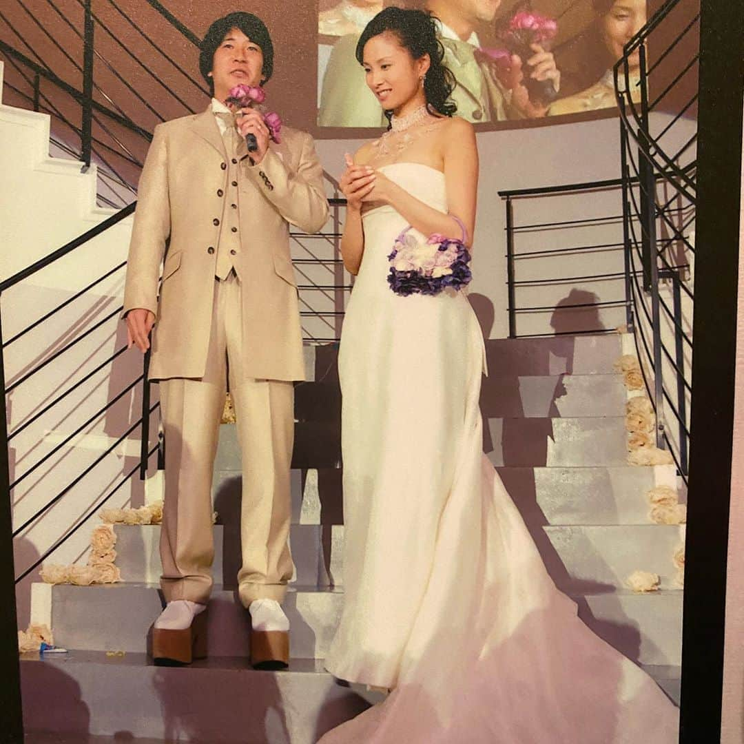 水内猛さんのインスタグラム写真 - (水内猛Instagram)「今日は結婚式を挙げた日！14年前ですけどね😆楽しかったな〜厚底の靴履いて😆 #結婚式記念日 #14年前 #身長差埋める #厚底ブーツ #特注 #出落ち」1月7日 17時58分 - takeshimizuuchi