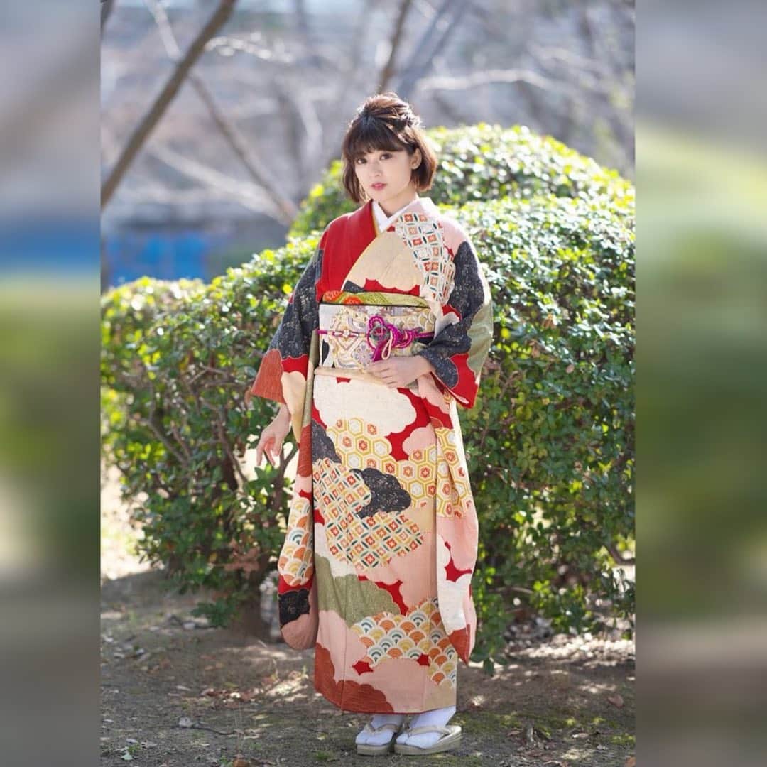 のインスタグラム：「2020年 モーメント撮影会ありがとうございました♡みんなに頂いている写真をアップ✨  次回の日程はまだ決まってません。2020年の夏頃から暫く日本を離れるので、撮影会は3月まで開催します、ぜひ会いに来てね！  2020年の抱負 1 どんなに疲れてても毎晩顔を洗い歯を磨くこと。 2 ごはんを30回噛んで食べること。 3 ヨガと英語のレベルアップ  です(๑>◡<๑)  #kimono #japaneseclothes #japaneseculture #japanesegirl #japanesemodel #portraitphotography #portrait_shots #camera📷 #着物 #振袖 #ポートレート #野外撮影 #ショートヘア #shorthairstyle」