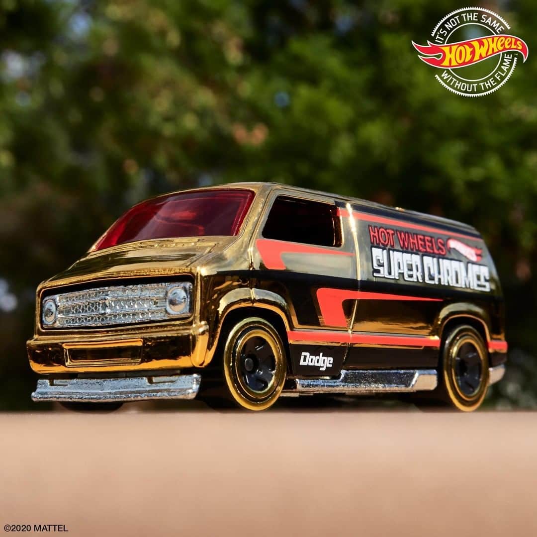 Hot Wheelsさんのインスタグラム写真 - (Hot WheelsInstagram)「You’ll need a pair of 🕶️ lookin’ at the shine on this ‘77 Dodge Van. #HotWheels」1月8日 3時30分 - hotwheelsofficial