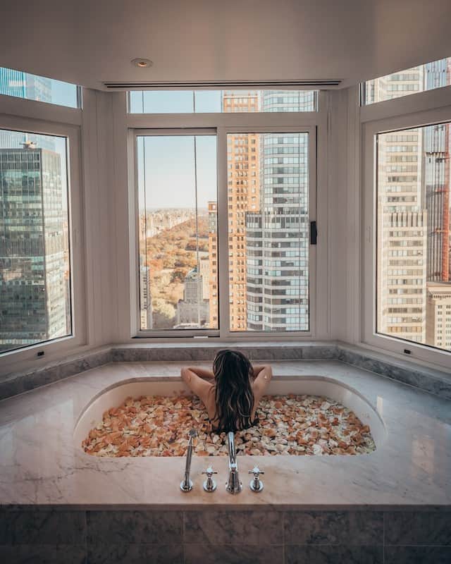 Conrad Hotelsのインスタグラム：「There's nothing better than a bubble bath and a bird’s-eye view of Central Park.  #StayInspired 📷: @jlinhh」