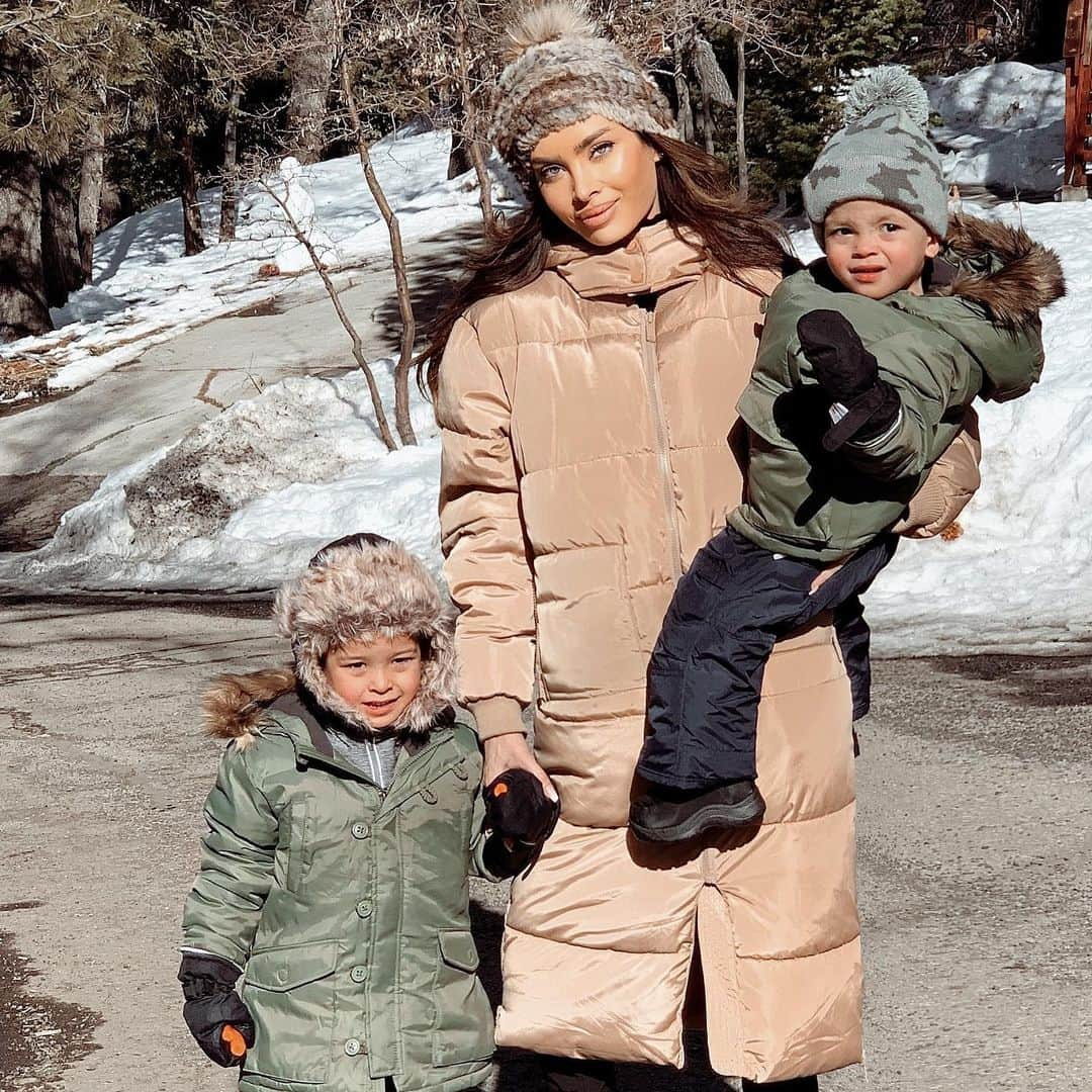 サラ・ステージさんのインスタグラム写真 - (サラ・ステージInstagram)「Look how much we love the snow 😆 my coat is @prettylittlething」1月8日 3時27分 - sarahstage