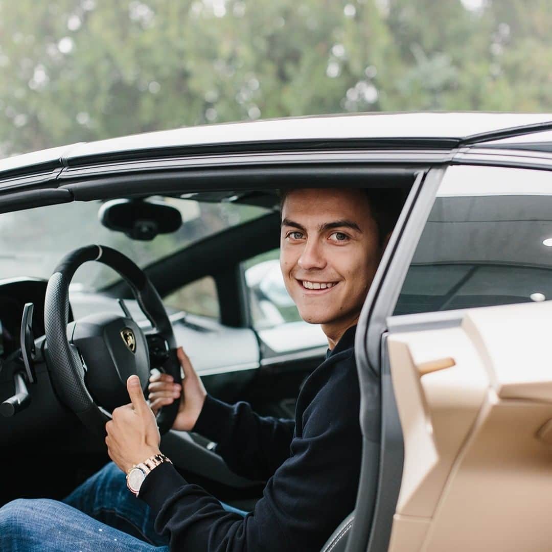 ランボルギーニのインスタグラム：「We are always happy to welcome the truly talented to Sant’Agata Bolognese. @juventus forward @paulodybala visited our headquarters and met our Chairman and CEO Stefano Domenicali. It was a true honor!  #Lamborghini #AventadorSVJRoadster」