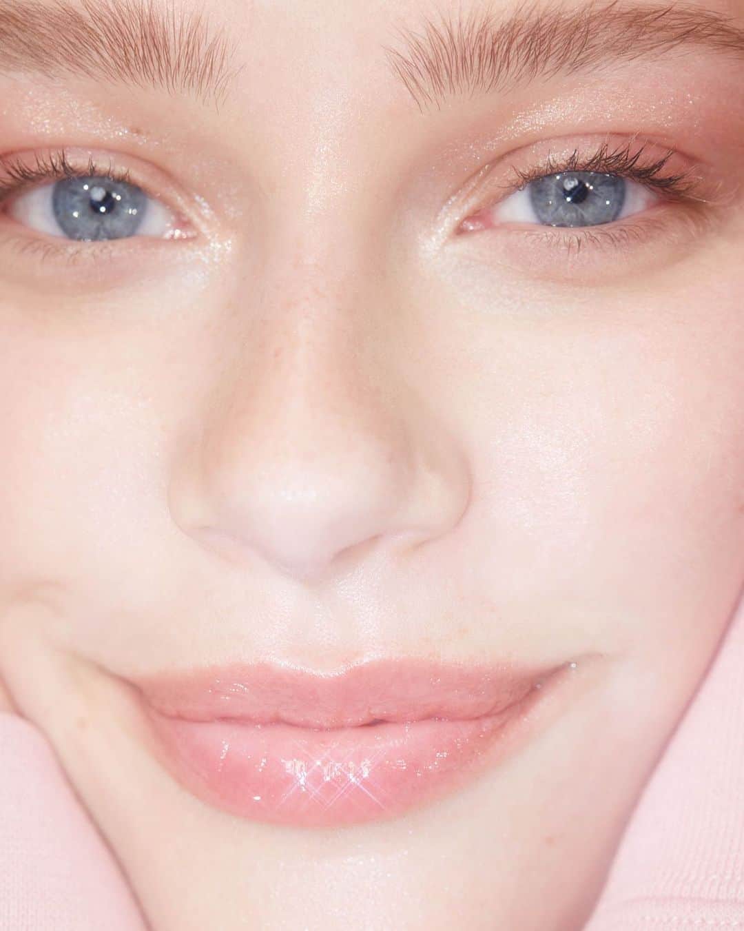 Glossierさんのインスタグラム写真 - (GlossierInstagram)「@tiajonsson wears Lip Gloss in Clear, Cloud Paint in Haze, Boy Brow in Blond, and Lidstar in Slip and Moon ✨」1月8日 3時51分 - glossier