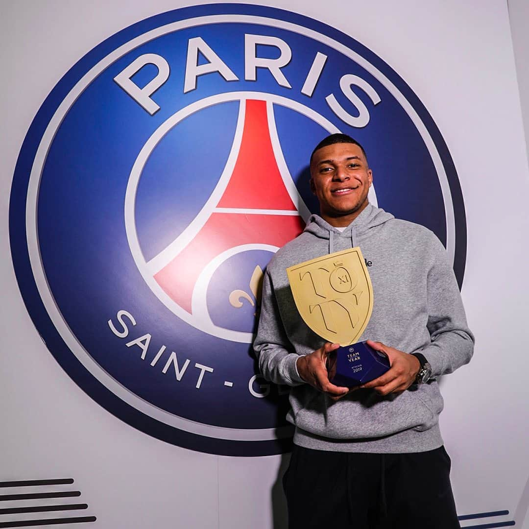 パリ・サンジェルマンFCさんのインスタグラム写真 - (パリ・サンジェルマンFCInstagram)「🏆🤩 Congratulations to @k.mbappe on making the Team of the Year! 🏆🤩 Félicitations à #KylianMbappé, sélectionné dans la #TOTY ! . 🎮 @easportsfifa #FIFA20 . #MBAPPÉ #ICICESTPARIS #AllezParis #PSG #ParisSaintGermain #Paris #Football」1月8日 3時51分 - psg