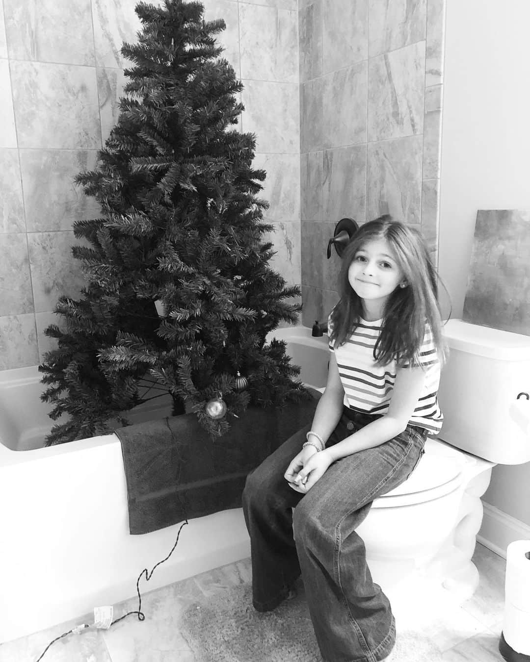 Angie Keiserさんのインスタグラム写真 - (Angie KeiserInstagram)「whadda ya mean you don’t have a Christmas tree in your bathtub🤷‍♀️?! #kidteriordesigner」1月8日 4時03分 - 2sisters_angie
